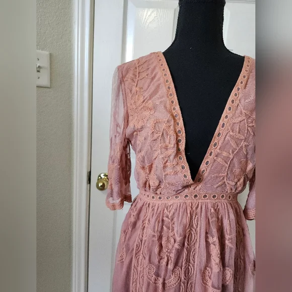 Wishlist Embriodered Mesh Lace V-Neck Mesh Dress in Blush Pink S - Picture 3 of 9